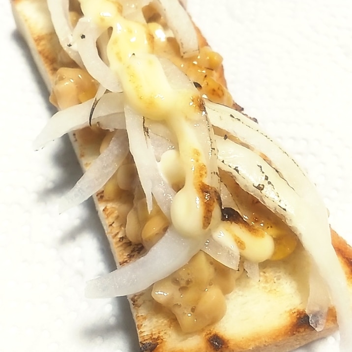納豆と新玉葱の炙りマヨトースト